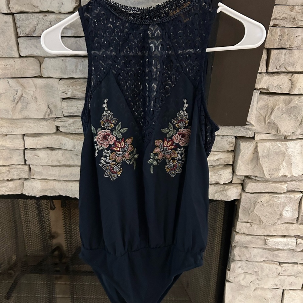 🪷NWOT Navy Lace Bodysuit with Floral Embroidery